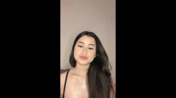 Siapa yang Masuk Jadi Bucinan Host Virtual Cantik Ini